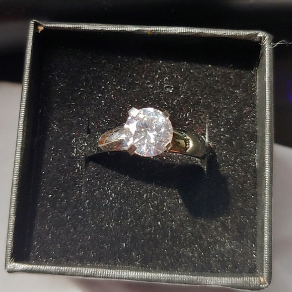 STUNNING! Shining 7mmCrystal Titanium Steel Ring - Picture 5 of 6